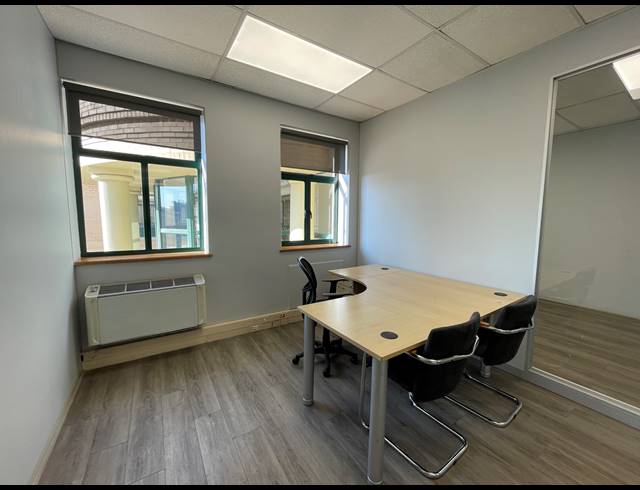 160M² OFFICE TO LET IN LYME PARK